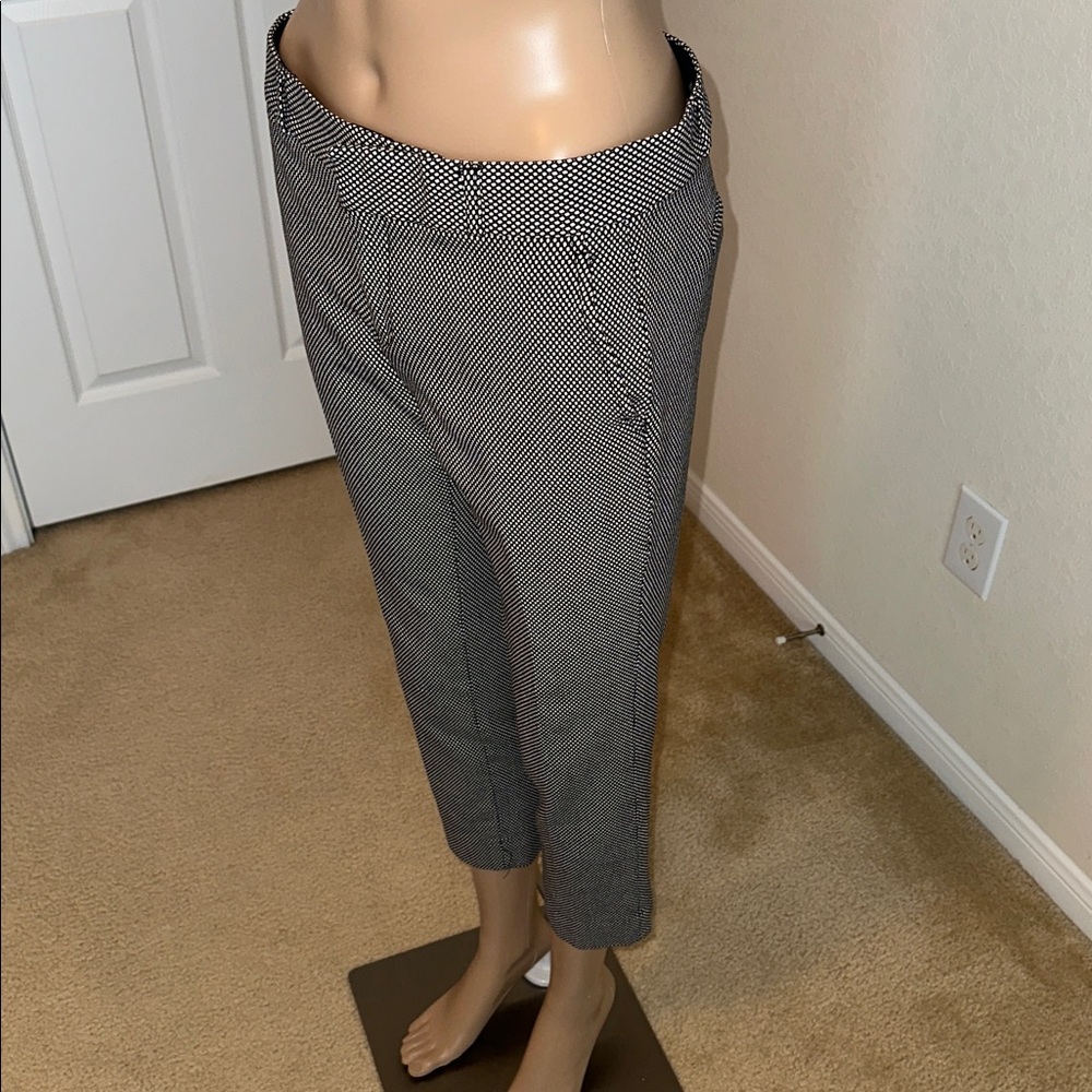Banana Republic Women’s Black and White Textured Capris Size 4. - Picture 2 of 12